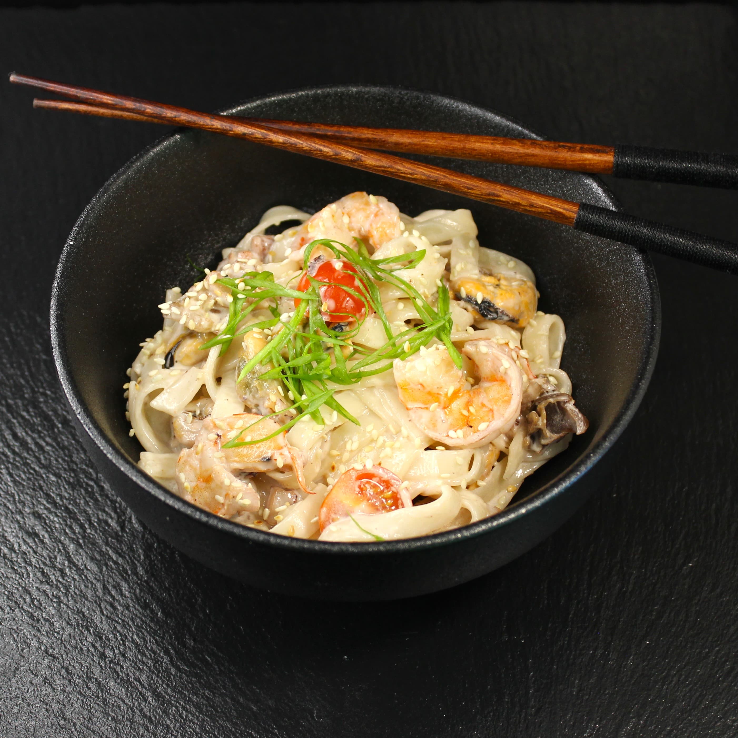 Вок с морепродуктами в сливочном соусе