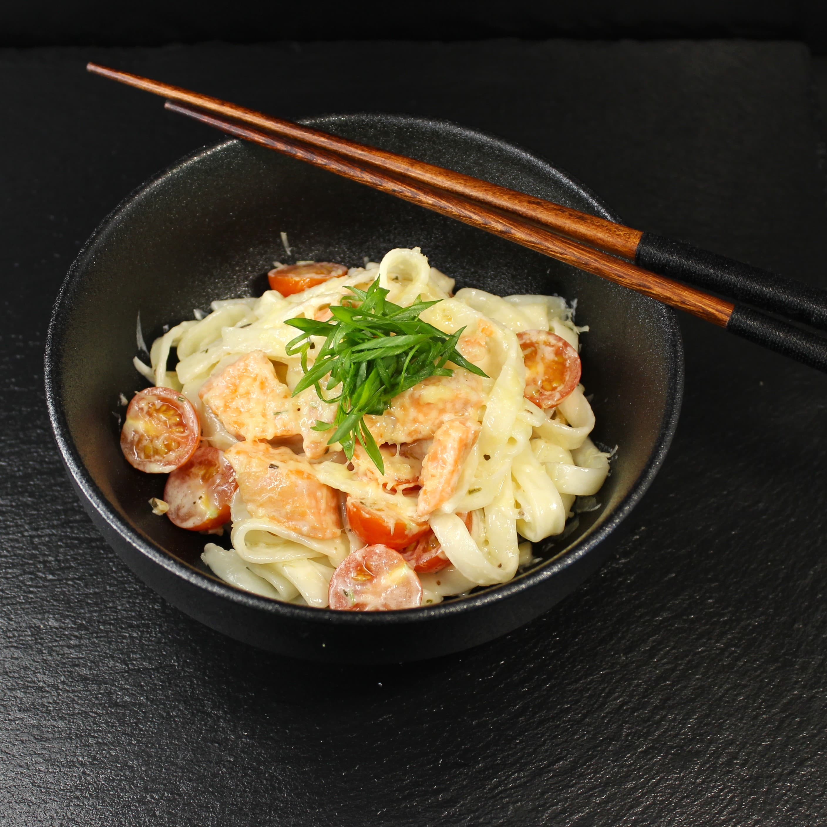 Сливочная паста с лососем и томатами