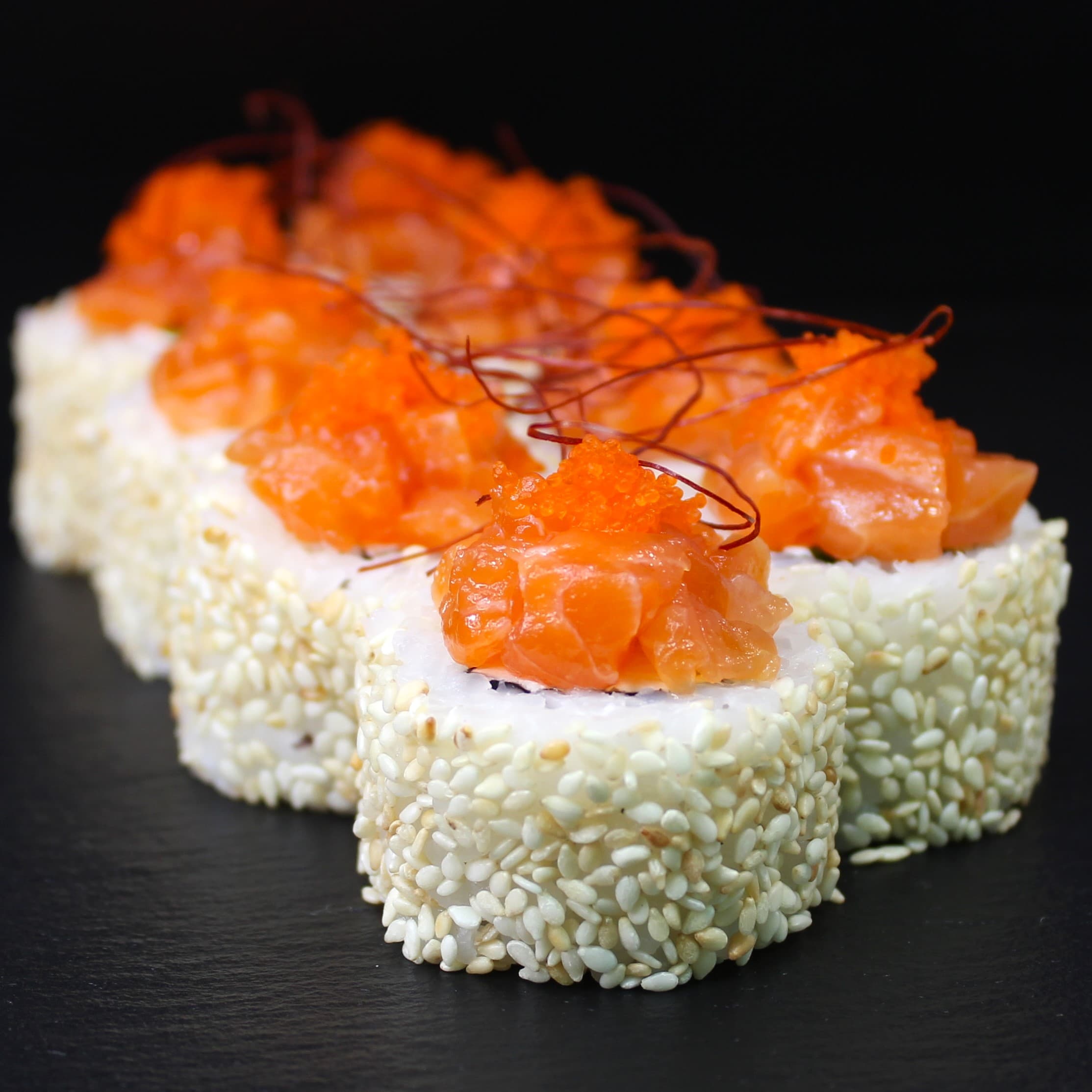 Ролл с тартаром из лосося (Острый)