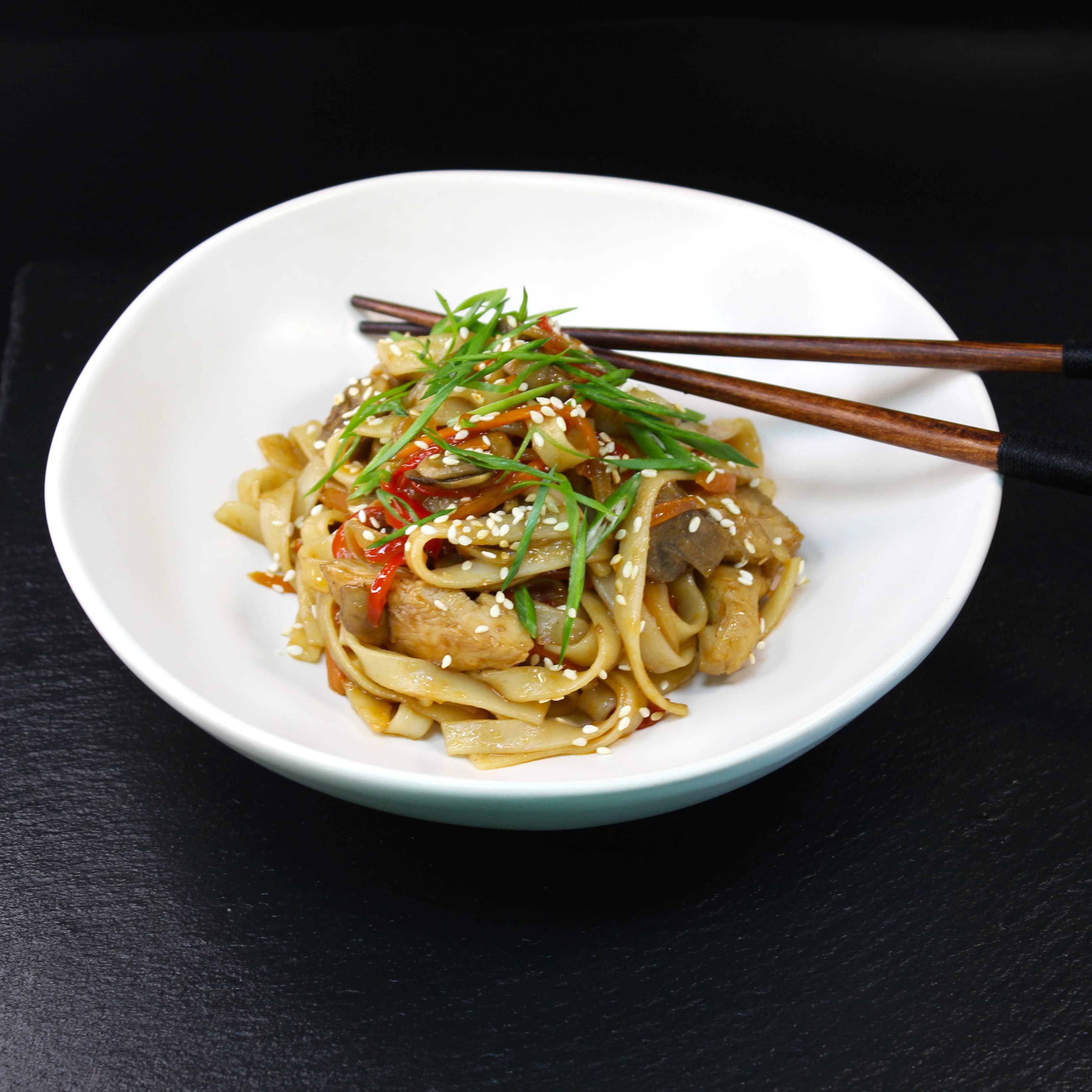 Вок с курицей и грибами